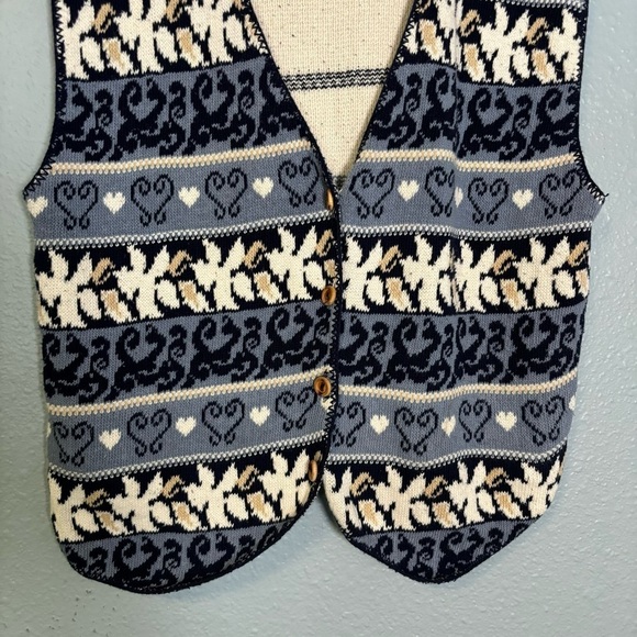 Vintage Women's Knit Blue White Stripe Heart Cottagecore Vest - Picture 4 of 9